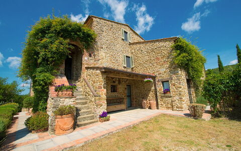 Villa Badia: Wolk, Fabriek, Lucht, Gebouw, Eigendom, Venster, Blauw, Huis, Bloempot, Architectuur