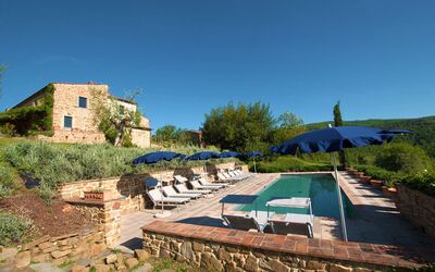 Villa Badia: Fabriek, Lucht, Plantengemeenschap, Azure, Land Lot, Boom, Schaduw, Tafel, Buitenmeubels, Gras