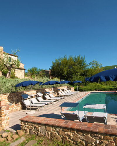 Villa Badia: Fabriek, Lucht, Plantengemeenschap, Azure, Land Lot, Boom, Schaduw, Tafel, Buitenmeubels, Gras