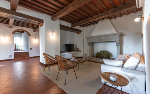 Le Due Ville: Bankstel, Tafel, Eigendom, Meubilair, Hout, Interieur Ontwerp, Verlichting, Venster, Woonkamer, Verdieping