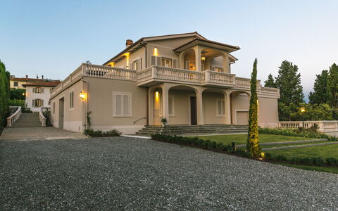 Le Due Ville: Lucht, Fabriek, Gebouw, Eigendom, Venster, Boom, Huis, Deur, Facade, Weg Oppervlak