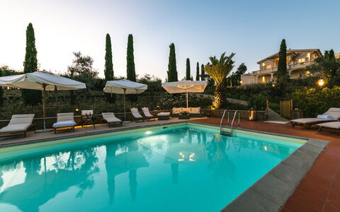 Le Due Ville: Water, Lucht, Fabriek, Zwembad, Gebouw, Azure, Boom, Zwemwater, Vrije Tijd, Arecales