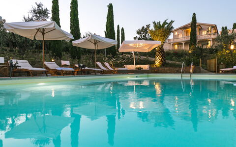 Le Due Ville: Water, Lucht, Zwembad, Gebouw, Boom, Fabriek, Arecales, Paraplu, Buitenmeubels, Vrije Tijd