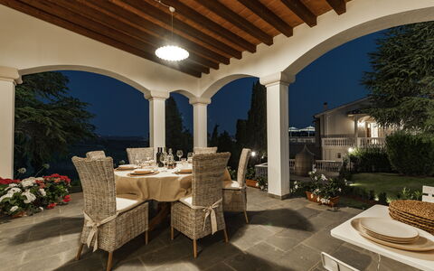 Le Due Ville: Tafel, Fabriek, Meubilair, Gebouw, Schaduw, Stoel, Venster, Huis, Onroerend Goed, Boom