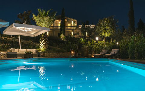 Le Due Ville: Water, Fabriek, Eigendom, Gebouw, Licht, Zwembad, Natuur, Azure, Blauw, Boom