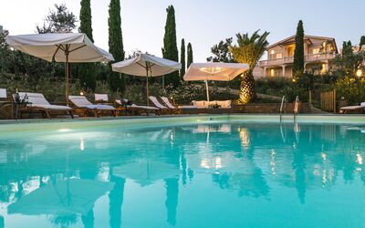 Le Due Ville: Water, Lucht, Zwembad, Gebouw, Boom, Fabriek, Arecales, Paraplu, Buitenmeubels, Vrije Tijd