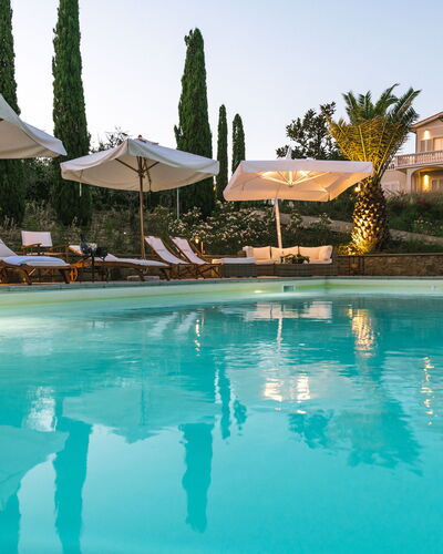 Le Due Ville: Water, Lucht, Zwembad, Gebouw, Boom, Fabriek, Arecales, Paraplu, Buitenmeubels, Vrije Tijd