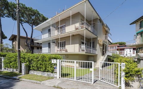 Casa Lelia: Fabriek, Lucht, Gebouw, Venster, Huis, Stedelijk Ontwerp, Land Lot, Boom, Hek, Condominium
