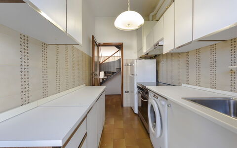 Casa Lelia: Cabinetry, Keuken, Hout, Flooring, Verdieping, Huis, Hal, Countertop, Stellingen