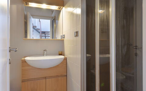 Casa Lelia: Kraan, Spiegel, Wastafel In De Badkamer, Loodgieterswerkinrichting, Wastafel, Badkamer, Hout, Interieur Ontwerp, Verdieping