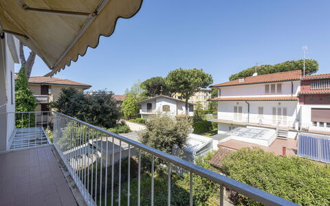 Casa Lelia: Lucht, Fabriek, Gebouw, Eigendom, Venster, Boom, Stedelijk Ontwerp, Huis, Hek, Muur