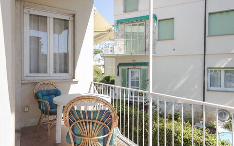 Casa Lelia: Gebouw, Venster, Eigendom, Fabriek, Tafel, Meubilair, Stoel, Hout, Veranda