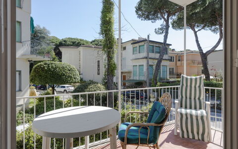 Casa Lelia: Fabriek, Lucht, Eigendom, Gebouw, Tafel, Venster, Stoel, Schaduw, Buitenmeubels, Interieur Ontwerp