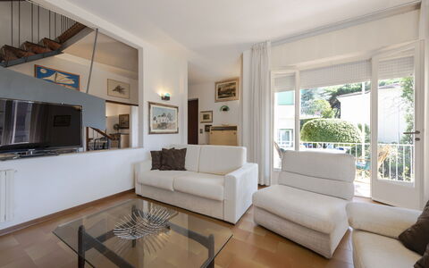 Casa Lelia: Bankstel, Meubilair, Fotolijst, Eigendom, Tafel, Interieur Ontwerp, Verlichting, Architectuur, Woonkamer, Verdieping