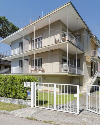 Casa Lelia: Fabriek, Lucht, Gebouw, Venster, Huis, Stedelijk Ontwerp, Land Lot, Boom, Hek, Condominium