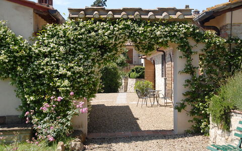 Borgo Delle Fonti: Fabriek, Bloem, Gebouw, Eigendom, Venster, Plantkunde, Lucht, Land Lot, Huis, Vegetation