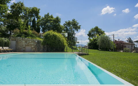 Borgo Delle Fonti: Water, Fabriek, Wolk, Lucht, Natuur, Azure, Zwembad, Land Lot, Boom, Gras