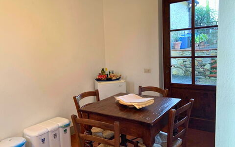 Borgo Delle Fonti: Meubilair, Hout, Flooring, Tafel, Interieur Ontwerp, Verdieping, Keuken En Eettafel, Eetkamer, Stoel, Kamer