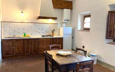 Le Fonti 11: Flooring, Meubilair, Interieur Ontwerp, Hout, Plafond, Keuken, Verdieping, Countertop, Kamer, Toestel Van De Keuken