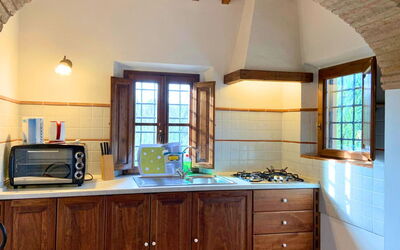 Le Fonti 4: Muur, Keuken, Hout, Interieur Ontwerp, Plafond, Flooring, Toestel Van De Keuken, Huis, Countertop, Major Appliance