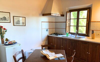 Le Fonti 3: Meubilair, Interieur Ontwerp, Hout, Flooring, Keuken, Kamer, Tafel, Countertop, Verdieping, Keuken En Eettafel