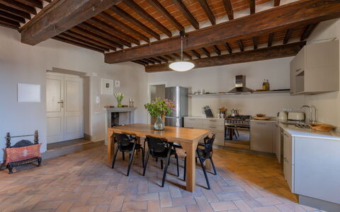 Appartamento Palei: Meubilair, Eigendom, Tafel, Fotolijst, Cabinetry, Hout, Kamerplant, Fabriek, Gebouw, Bloempot