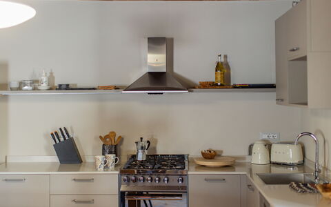 Appartamento Palei: Meubilair, Eigendom, Cabinetry, Gebouw, Countertop, Tableware, Stellingen, Keuken, Interieur Ontwerp, Hout