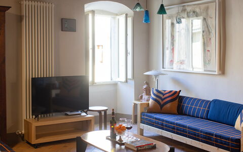 Appartamento Palei: Tafel, Bankstel, Meubilair, Eigendom, Venster, Fotolijst, Comfort, Hout, Azure, Gebouw