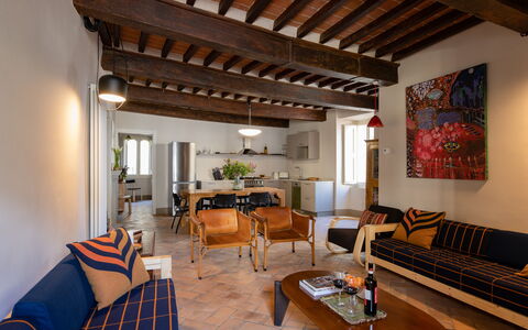 Appartamento Palei: Tafel, Meubilair, Eigendom, Bankstel, Hout, Stoel, Architectuur, Fabriek, Verdieping, Interieur Ontwerp