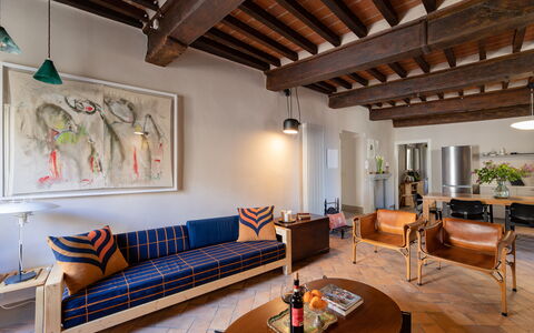 Appartamento Palei: Bankstel, Meubilair, Eigendom, Tafel, Gebouw, Fotolijst, Kamerplant, Verlichting, Hout, Flooring