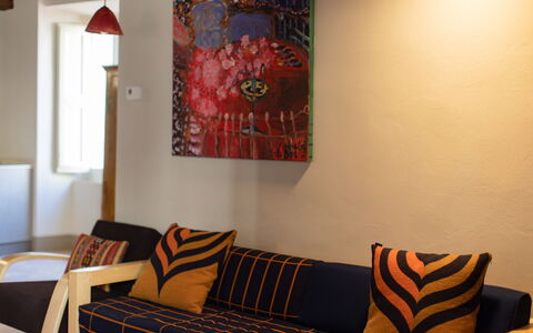 Appartamento Palei: Meubilair, Eigendom, Product, Comfort, Oranje, Textiel, Hout, Bankstel, Interieur Ontwerp, Venster