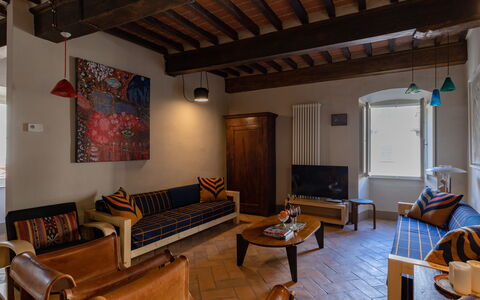 Appartamento Palei: Fotolijst, Eigendom, Meubilair, Gebouw, Bankstel, Hout, Tafel, Woonkamer, Interieur Ontwerp, Televisie