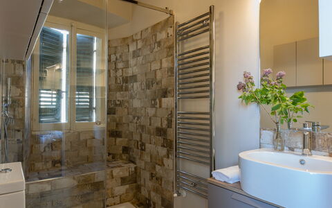 Appartamento Palei: Bad, Eigendom, Loodgieterswerkinrichting, Fabriek, Spiegel, Kraan, Badkamer, Interieur Ontwerp, Hout, Verdieping