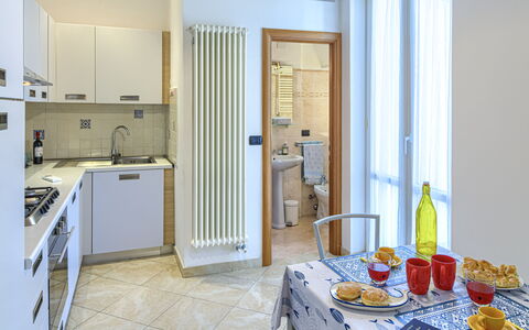 Apartments Mafalda - Levanto: Meubilair, Eigendom, Tafel, Voedsel, Tableware, Gebouw, Cabinetry, Interieur Ontwerp, Deur, Hout