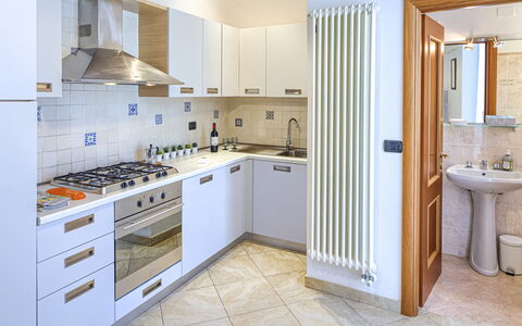 Apartments Mafalda - Levanto: Cabinetry, Eigendom, Meubilair, Countertop, Wastafel, Toestel Van De Keuken, Fornuis, Badkamer, Kraan