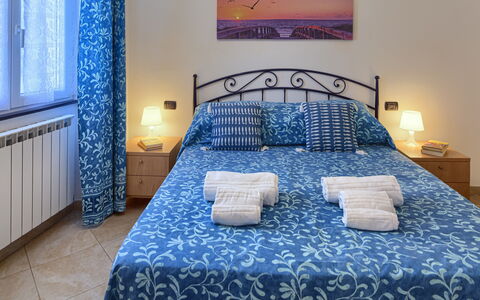 Apartments Mafalda - Levanto: Meubilair, Eigendom, Gebouw, Blauw, Comfort, Azure, Bed Frame, Hout, Textiel, Bed