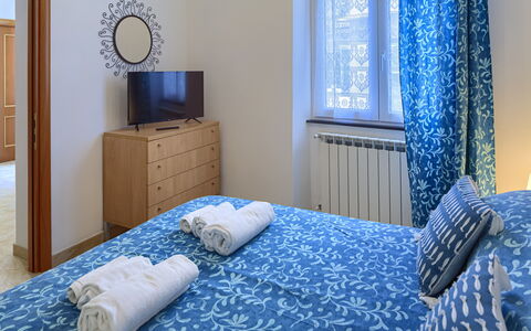 Apartments Mafalda - Levanto: Blauw, Meubilair, Comfort, Azure, Venster, Fotolijst, Textiel, Gebouw, Cabinetry, Hout