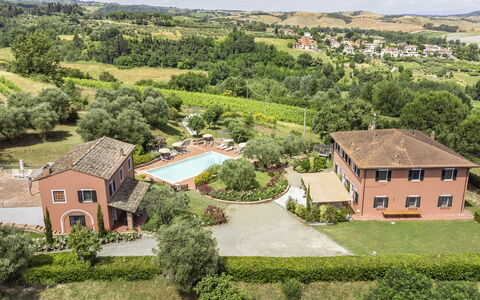 Villa Varna: Fabriek, Gebouw, Lucht, Natuurlijk Landschap, Venster, Land Lot, Vegetation, Boom, Stedelijk Ontwerp, Buurt