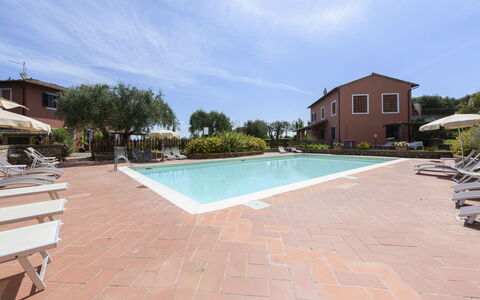 Villa Varna: Lucht, Water, Wolk, Zwembad, Fabriek, Gebouw, Buitenmeubels, Boom, Vrije Tijd, Schaduw