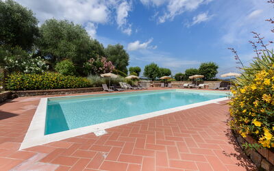 Villa Varna: Water, Fabriek, Wolk, Lucht, Eigendom, Zwembad, Zwemwater, Boom, Bloem, Schaduw