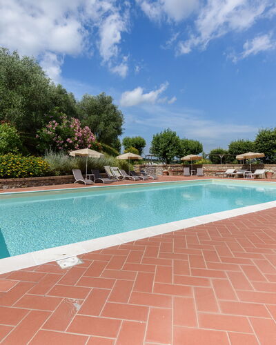 Villa Varna: Water, Fabriek, Wolk, Lucht, Eigendom, Zwembad, Zwemwater, Boom, Bloem, Schaduw