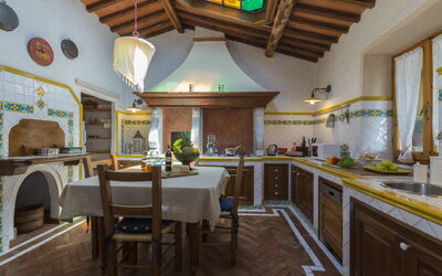 Oasi 2: Meubilair, Tafel, Eigendom, Stoel, Gebouw, Cabinetry, Interieur Ontwerp, Venster, Kamerplant, Keuken