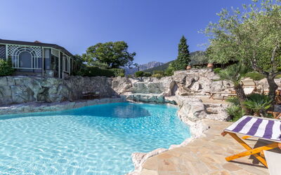 Oasi Suites: Water, Fabriek, Lucht, Azure, Natuurlijk Landschap, Zwembad, Boom, Gebouw, Zwemwater, Vrije Tijd