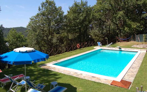 Le Piane: Water, Fabriek, Zwembad, Azure, Blauw, Schaduw, Gebouw, Lucht, Architectuur, Boom