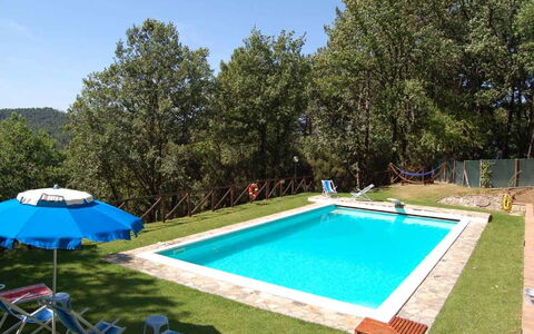 Le Piane: Fabriek, Eigendom, Gebouw, Water, Azure, Blauw, Zwembad, Lucht, Schaduw, Boom