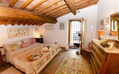 Le Piane: Eigendom, Meubilair, Fotolijst, Tafel, Gebouw, Venster, Bankstel, Interieur Ontwerp, Hout, Verlichting