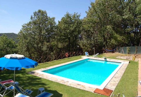 Le Piane: Fabriek, Eigendom, Gebouw, Water, Azure, Blauw, Zwembad, Lucht, Schaduw, Boom