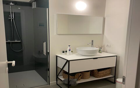 Sui Tetti Di Lucca: Kraan, Wastafel, Loodgieterswerkinrichting, Wastafel In De Badkamer, Gebouw, Badkamer, Interieur Ontwerp, Verdieping, Flooring