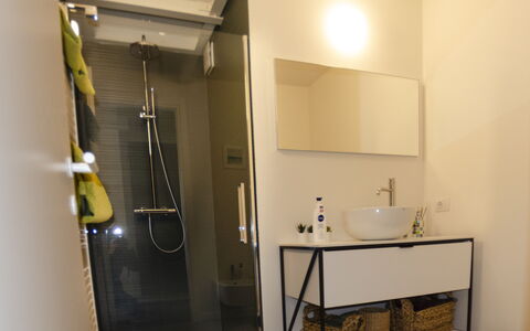 Sui Tetti Di Lucca: Interieur Ontwerp, Gebouw, Huis, Verdieping, Flooring, Hout, Cabinetry, Hardwood, Kraan