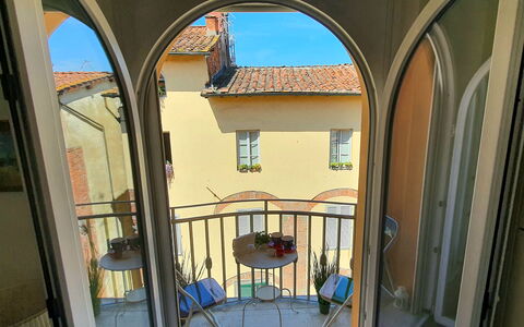 Sui Tetti Di Lucca: Gebouw, Eigendom, Venster, Blauw, Deur, Verlichting, Huis, Interieur Ontwerp, Lucht